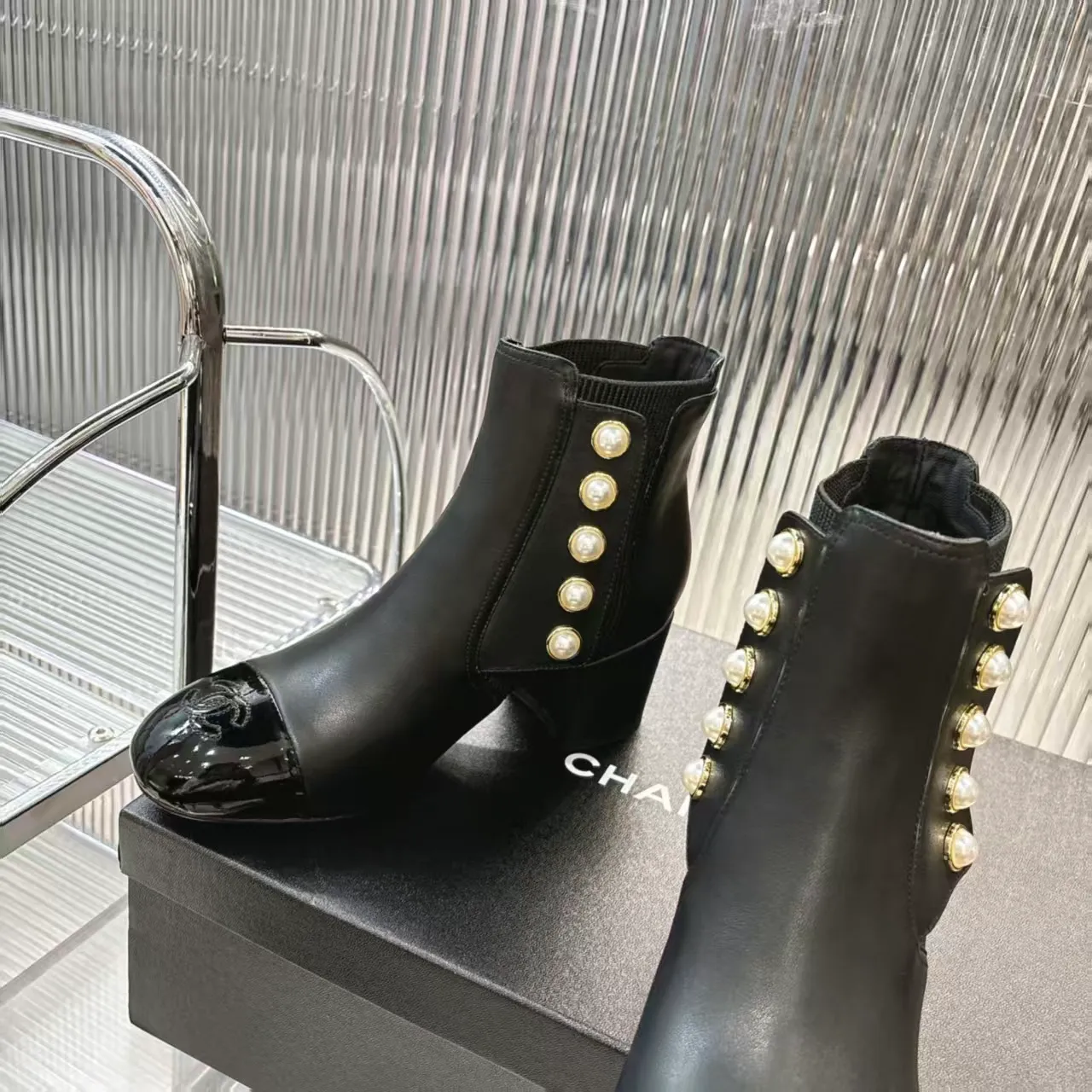👟👟Ex-factory price 680👟👟 (top version) 𝗖𝗛𝗔𝗡𝗘𝗟𝟐5 years of Chanel𝐅𝐖Must-have for autumn and winter rhombus motorcycle boots Martin boots Xiaoxiangjia's super classic motorcycle boots sweet and cool shape can easily increase the height of the foot and elongate the legs. It is fashionable and fashionable with pearls One-to-one reproduction of the original 👟Material: First-layer cowhide ▪️Heel height: 6.5𝐜𝐦 ▪️Lining: sheepskin ▫️𝐒𝐢𝐳𝐞:𝟑𝟓-𝟒𝟏𝐌(𝟒𝟎, 𝟒𝟏 customization is not returnable) ▪️Sole: original 1:1 molded leather outsole ▫️Color: black, white, apricot (three colors included) ▪️Combined with original full set of packaging📦